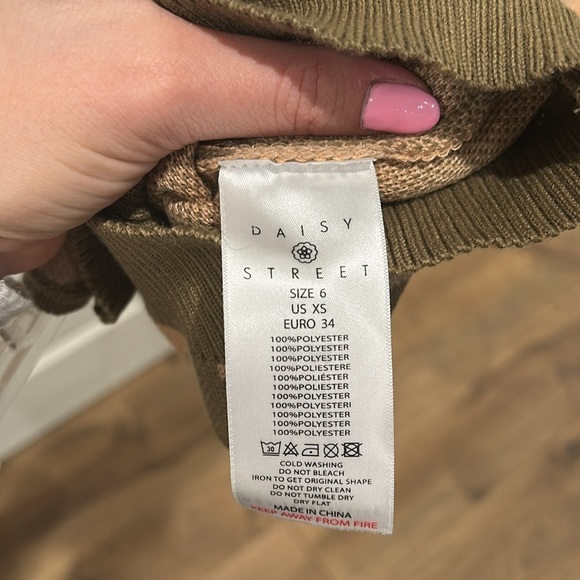 LIKE NEW Brown wavy tank sweater! Size XS Daisy Street - Picture 4 of 4
